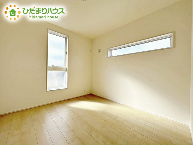 【洋室】 | ひたちなか市稲田10期　新築戸建　7号棟 | 白を基調とした明るく爽やかな子ども室。自分の時間に集中できる、落ち着きのある居室です。学習机やベッドなどの家具もゆとりを持って配置できます。