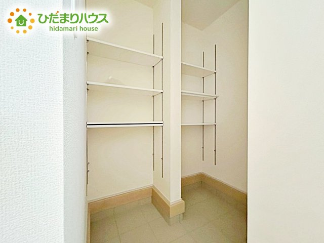 【収納】 | ひたちなか市稲田10期　新築戸建　7号棟 | 鍵や小物類を置けるスペースが確保できるため、散らかりがちな玄関をすっきりと保てます。