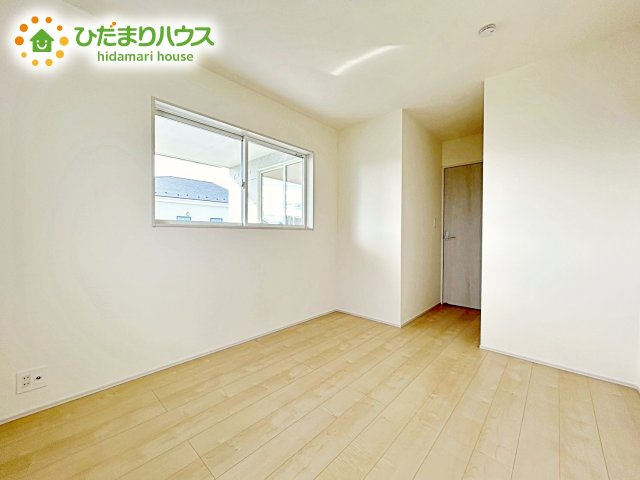 【洋室】 | ひたちなか市稲田10期　新築戸建　7号棟 | 白い壁の洋室は、太陽の光だけでも十分明るく感じられますね