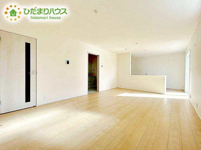 【居間・リビング】 | ひたちなか市稲田10期　新築戸建　7号棟 | 大きな窓から差し込む光でいっぱいのリビング　休日もつい家にいる時間が長くなりそうです
