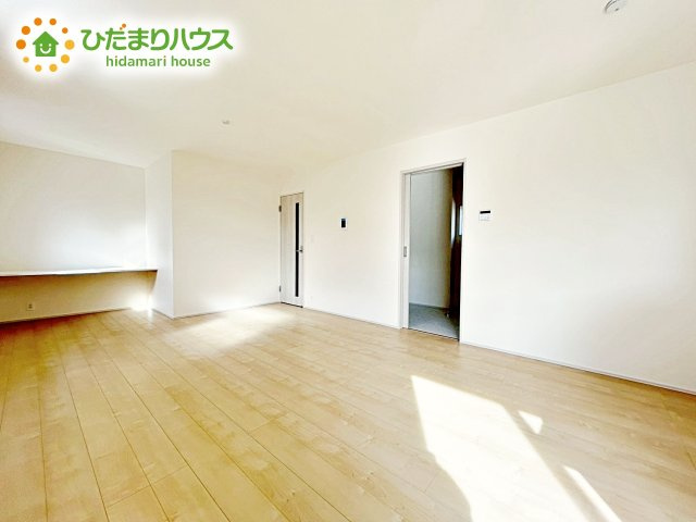【居間・リビング】 | ひたちなか市稲田10期　新築戸建　7号棟 | 日当たりの良い南の窓に沿ってレイアウトされたLDK。キッチンに立っていても、外の景色が楽しめるため、晴れやかな気分で過ごせます。