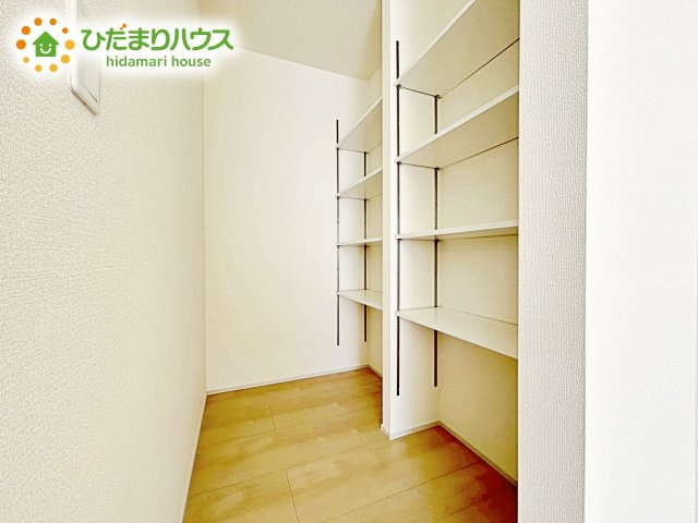 【収納】 | ひたちなか市稲田10期　新築戸建　7号棟 | キッチン横のパントリー収納は、非常時の飲食物のストックもしっかりできますね♪