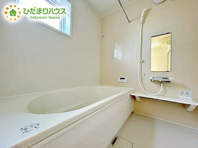 【浴室】 | ひたちなか市稲田10期　新築戸建　7号棟 | 浴室には窓があり、換気が良好です。リラックスできるバスタイムを楽しむことができ、心地よい空間を提供します。