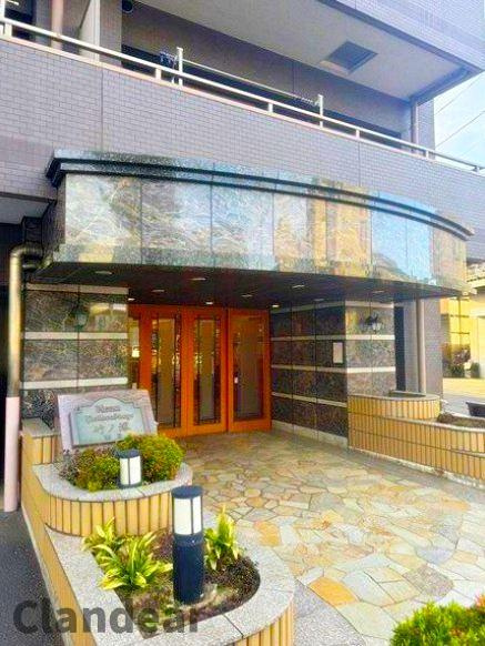 日神パレステージ竹ノ塚第2のエントランス|ドキドキの新生活も、安心してスタート。ぴったりの住まいを見つけませんか？クランディアが一緒に住まい選びをサポートします‼　まずは、お気軽にお問合せください　＃クランディア