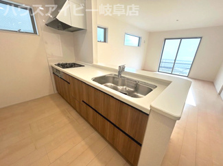 【キッチン】 | 岐阜市島田新築建売全3棟！ご家族様にオススメの5LDK！最寄りのバス停徒歩5分！お車並列3台可能！ | 岐阜市島田新築建売全3棟！ご家族様にオススメの5LDK！最寄りのバス停徒歩5分！お車並列3台可能！
