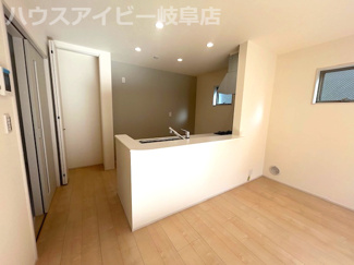 【居間・リビング】 | 岐阜市島田新築建売全3棟！ご家族様にオススメの5LDK！最寄りのバス停徒歩5分！お車並列3台可能！ | 岐阜市島田新築建売全3棟！ご家族様にオススメの5LDK！最寄りのバス停徒歩5分！お車並列3台可能！