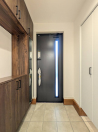 【同社施工例】大きな玄関収納付きの玄関です　家族皆様の履物をしっかり収納できます　姿見付きでお出かけ前の身だしなみチェックに便利です