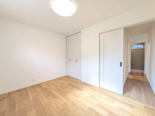 【同社施工例】子供部屋…創造性や成長を促す遊びの空間を提供。学習や趣味に集中できる環境を整えます。個別のプライベートスペースは自己表現と自立心を育み、心地よい睡眠環境を整えリラックスできる場所を提供。