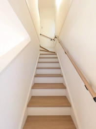 【同社施工例】周辺には田畑など緑が豊かで閑静な住宅地に立地しております。スーパー万代やドラッグストアなど買物施設も整っており生活便利な住環境です。