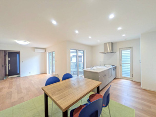 【同社施工例】リビングダイニングは家族や友人とのコミュニケーションを楽しむ場所でくつろぎながら食事や会話を楽しめ、多目的に利用できリラックスできる空間です。