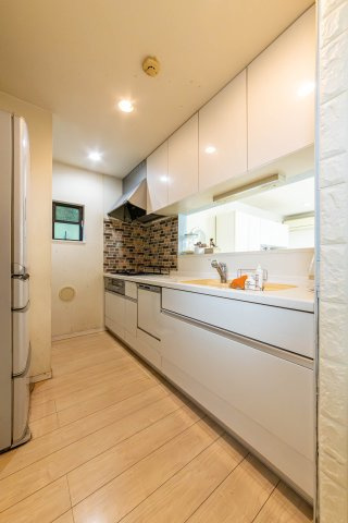 【キッチン】 | 赤羽西3丁目戸建て | レンジフード横に袖壁があり、お料理後のお掃除もし易い設計。