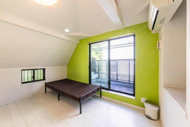 【洋室】 | 赤羽西3丁目戸建て | 3階洋室から出られるルーフバルコニーがあります。