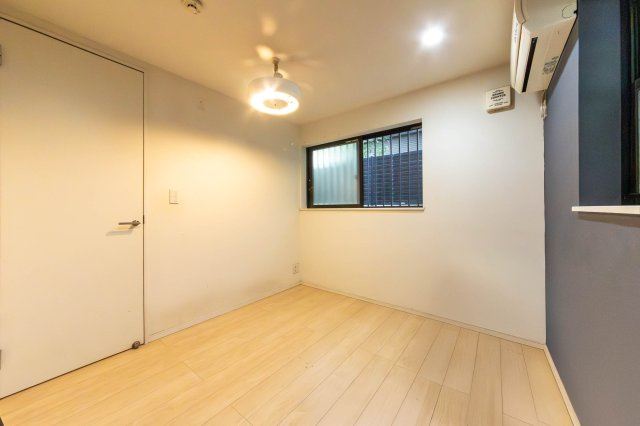 【洋室】 | 赤羽西3丁目戸建て | ドレスルーム、書斎、趣味部屋等、多目的に利用可能な1階居室。