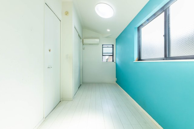 【洋室】 | 赤羽西3丁目戸建て | 隣地は公園につき、窓外が明るく開放的です。