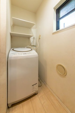 【ランドリースペース】 | 赤羽西3丁目戸建て | キッチン裏に洗濯機置場があり、家事がし易い配置です。
