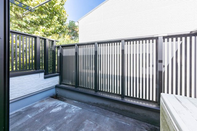 【バルコニー】 | 赤羽西3丁目戸建て | 公園の借景が望めるワイドバルコニー。