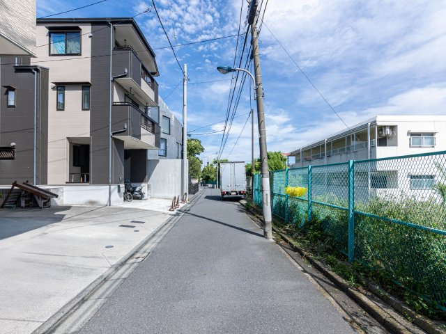 【前面道路含む現地写真】 | 赤羽西3丁目戸建て | 交通量が少なく安心安全な前面道路。