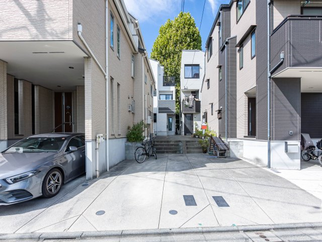 【外観】 | 赤羽西3丁目戸建て | 隣地との間に境界塀が無く車の駐車もし易い外構です。