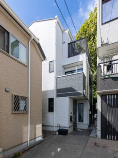 【外観】 | 玄関前スペースが広く自転車、バイクも難なく駐輪可能です。