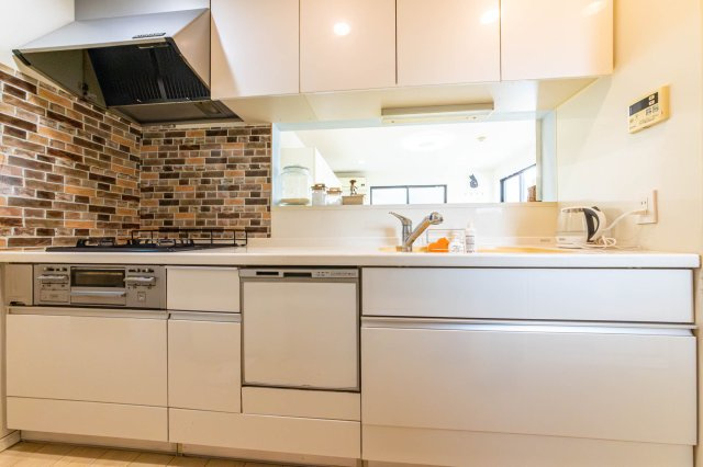 【キッチン】 | 赤羽西3丁目戸建て | 食洗機付きのシステムキッチン。収納も充実。