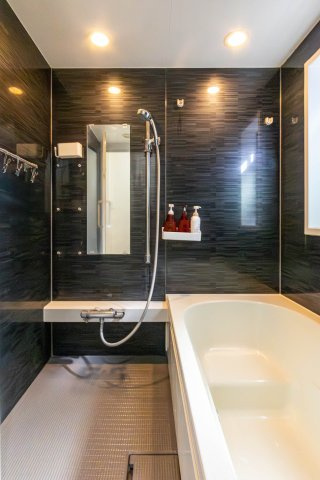 【浴室】 | 赤羽西3丁目戸建て | 1616サイズのユニットバス。綺麗にお使いです。