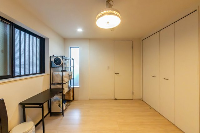 【洋室】 | 赤羽西3丁目戸建て | 主寝室は6.8帖あり、南から明るい採光が入ります。