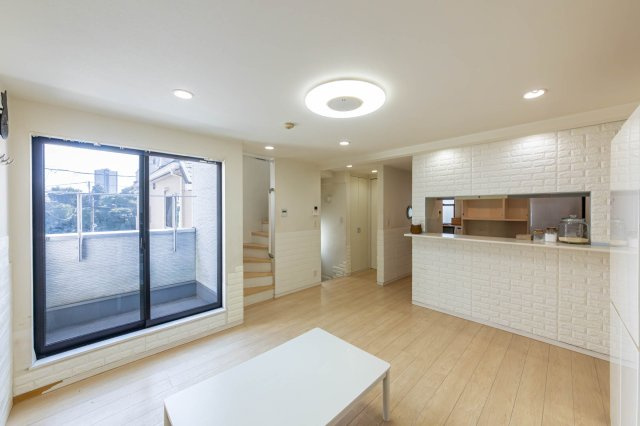 【居間・リビング】 | 赤羽西3丁目戸建て | バルコニーと洗濯機置場が2階にあり家事動線も楽々。