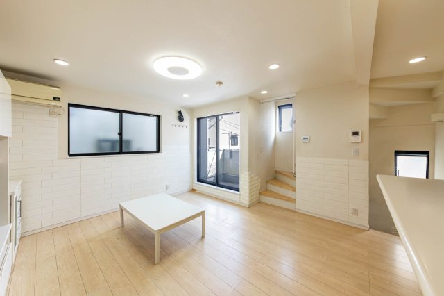 【居間・リビング】 | 赤羽西3丁目戸建て | リビングイン階段につき、お子様の帰宅も見守れます。