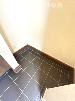 【玄関】 | 岐阜市島田新築建売全3棟！ご家族様にオススメの5LDK！最寄りのバス停徒歩5分！お車並列3台可能！ | 岐阜市島田新築建売全3棟！ご家族様にオススメの5LDK！最寄りのバス停徒歩5分！お車並列3台可能！