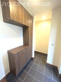 【玄関】 | 岐阜市島田新築建売全3棟！ご家族様にオススメの5LDK！最寄りのバス停徒歩5分！お車並列3台可能！ | 岐阜市島田新築建売全3棟！ご家族様にオススメの5LDK！最寄りのバス停徒歩5分！お車並列3台可能！