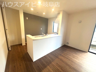 【居間・リビング】 | 岐阜市島田新築建売全3棟！ご家族様にオススメの5LDK！最寄りのバス停徒歩5分！お車並列3台可能！ | 岐阜市島田新築建売全3棟！ご家族様にオススメの5LDK！最寄りのバス停徒歩5分！お車並列3台可能！