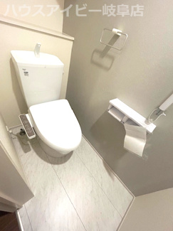 【トイレ】 | 岐阜市島田新築建売全3棟！ご家族様にオススメの5LDK！最寄りのバス停徒歩5分！お車並列3台可能！ | 岐阜市島田新築建売全3棟！ご家族様にオススメの5LDK！最寄りのバス停徒歩5分！お車並列3台可能！