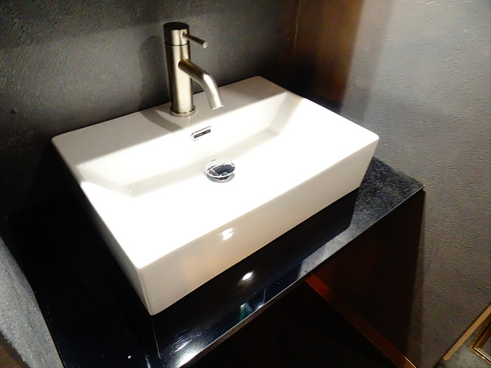 東 ビルの洗面所