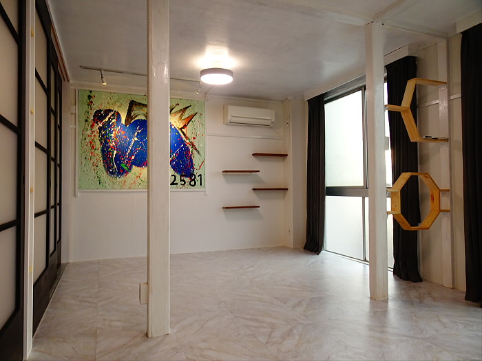 東 ビルのエントランス|建物の内部です