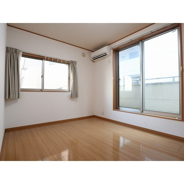 池袋三丁目戸建の洋室