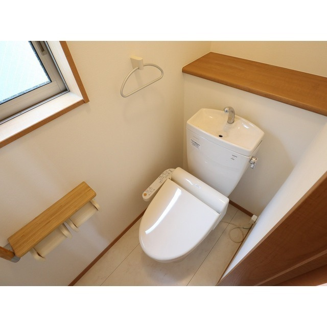 池袋三丁目戸建のトイレ