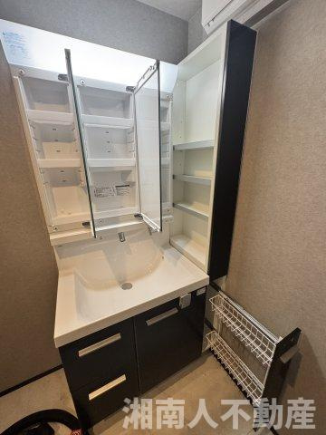 鎌倉市岩瀬１４５３新築戸建ての独立洗面台|独立洗面台、小物を置くことができて便利です