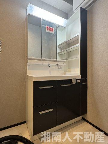 鎌倉市岩瀬１４５３新築戸建ての独立洗面台|朝の支度にも助かる、独立の洗髪洗面化粧台