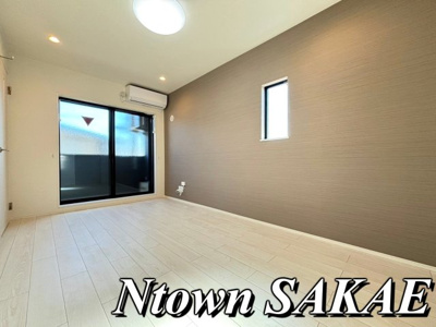 【居間・リビング】 | プルミエール角割町 | こちらの居間で趣味の時間をお楽しみください