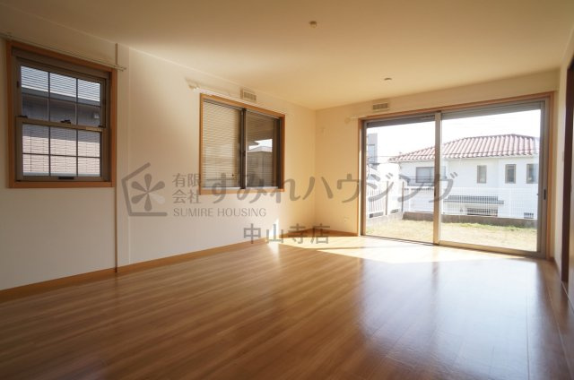 大塚様戸建貸家Ⅱの居間・リビング