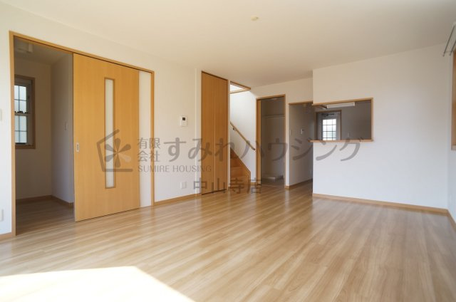 大塚様戸建貸家Ⅱの居間・リビング