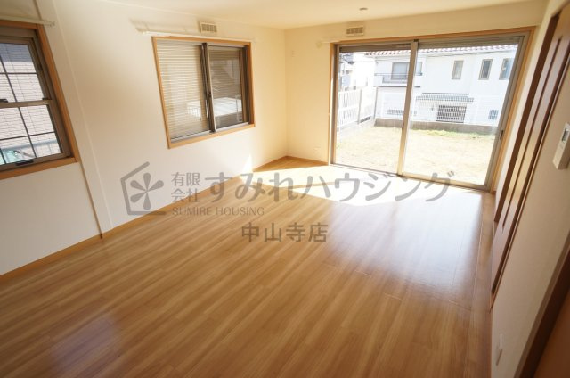 大塚様戸建貸家Ⅱの居間・リビング