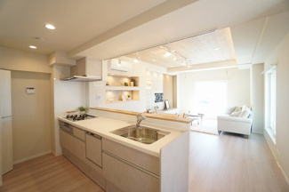 【居間・リビング】 | 片瀬東映マンション | リビングを見渡せるオープンカウンターキッチン、調理中にも家族の様子を見守れます