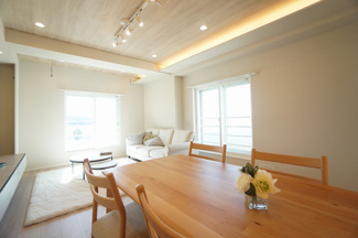 【居間・リビング】 | 片瀬東映マンション | 二面採光の明るいリビング