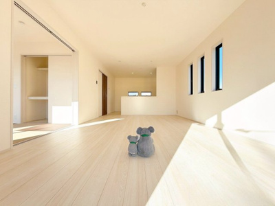 【居間・リビング】 | 前橋市堀越町　新築住宅 | ≪LDK≫
陽当りも良いリビング。
光が差し込む明るい空間はいつもの時間をより特別に…穏やかなひと時を一層充実した時間へ変えてくれます。