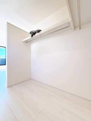 【洋室】 | 前橋市堀越町　新築住宅 | かける収納で衣類すっきり。棚上にはバッグや帽子も収納できます！