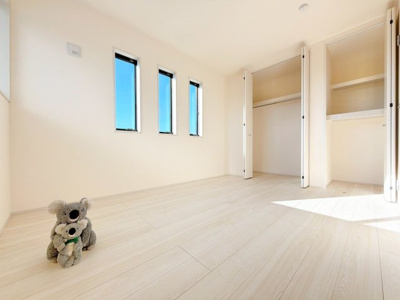 【洋室】 | 前橋市堀越町　新築住宅 | 窓からそそがれる暖かみのある明るい空間。広々としたプライベート空間で自分の時間を楽しめます。フローリング仕様で普段のお掃除も楽々です。