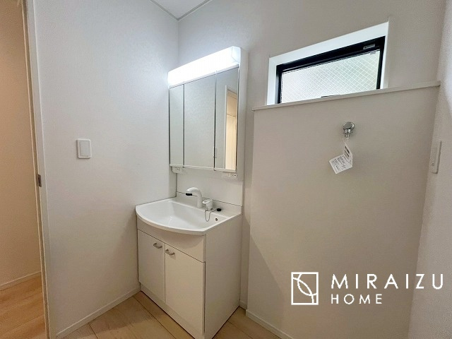 【独立洗面台】 | 高級感漂う洗面台です。鏡の後ろの収納棚もとても充実しております。コスメが大好きな奥様も、女子力高いご主人様もきっとご満足いただける収納力です。三面鏡なので、ヘアセットにも便利です。
