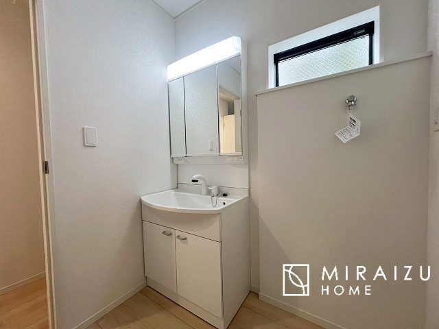 【洗面所】 | 洗濯機置き場と脱衣スペースもしっかりと確保されている洗面室、洗面コーナーは、窓から陽も差し明るく開放的な造りです。家事導線も良いので洗濯物やお湯はりもストレスフリーに毎日家事を楽しめそうです。
