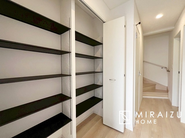 【玄関】 | いってきます♪ただいま♪明るい声が聞こえてきそうな玄関。ナチュラルなカラーがとても清潔感のある造りです♪
